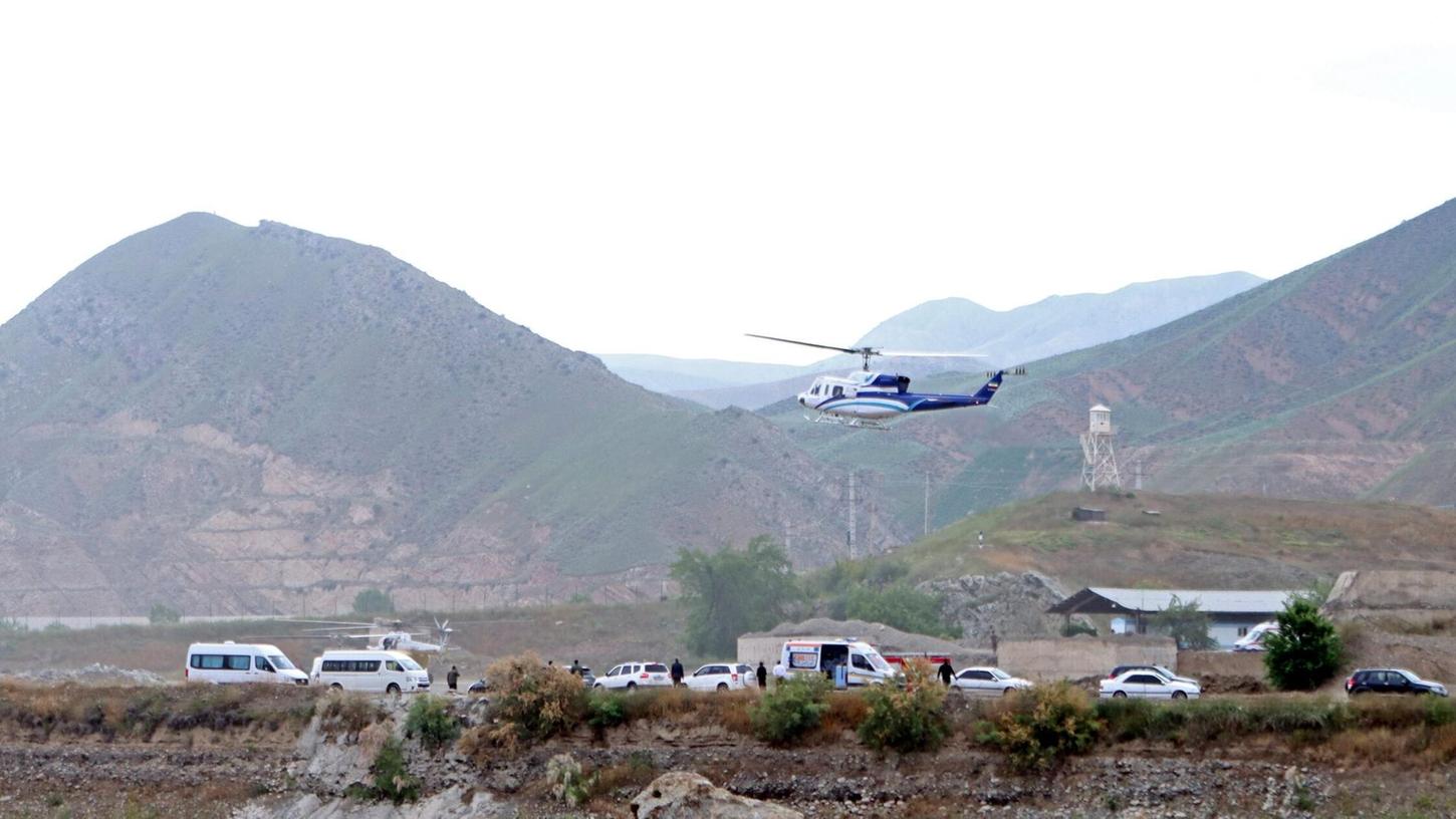 Der Hubschrauber beim Start mit dem iranischen Präsidenten Ebrahim Raisi an der iranischen Grenze zu Aserbaidschan.