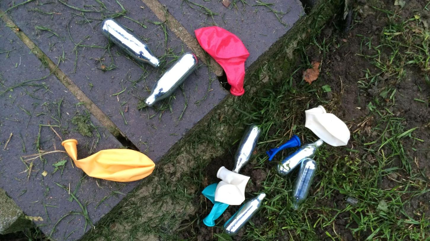 Rausch mit Folgen: Lachgas-Kartuschen und Luftballons in einem Park.