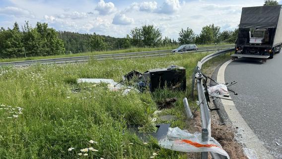 Bei Seukendorf: Tonnenschwere Maschine rutscht auf der B8-Ausfahrt vom Lkw - Feuerwehrkran rückt an