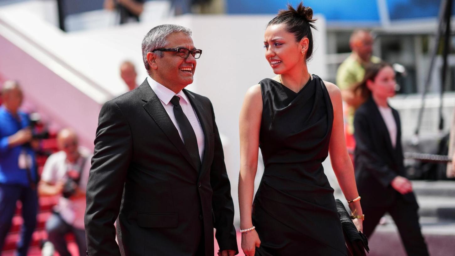 Mohammed Rassulof stellt mit seiner Tochter Baran Rassulof seinen Film "The Seed of the Sacred Fig" in Cannes vor.