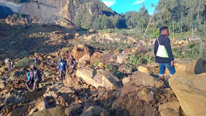 Riesige Steine und Erdmassen: Mehr als 100 Menschen könnten durch den Erdrutsch ihr Leben verloren haben.