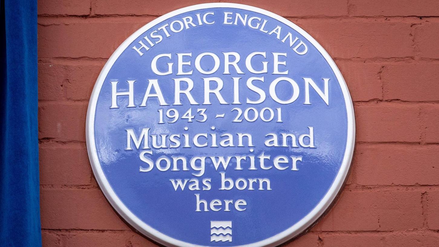 Die blaue Gedenktafel erinnert an George Harrison.