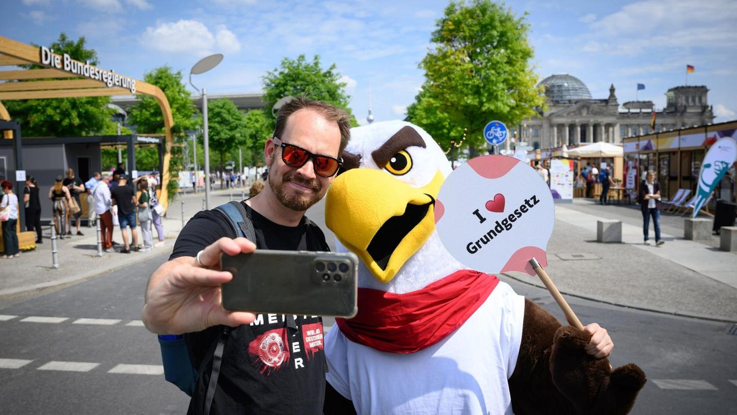 Besucher Bastian aus Bergisch-Gladbach macht mit "Freddi dem Familienadler" ein Selfie: Andenken an die Feier für das Grundgesetz.
