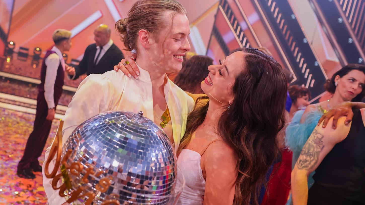 Der Finalist Gabriel Kelly, Sänger, freut sich mit Malika Dzumaev, Profitänzerin, im Finale der 17. Staffel der RTL-Tanzshow "Let's Dance" im Coloneum mit dem Pokal in der Hand über den Sieg und den Titel "Dancing Star 2024".