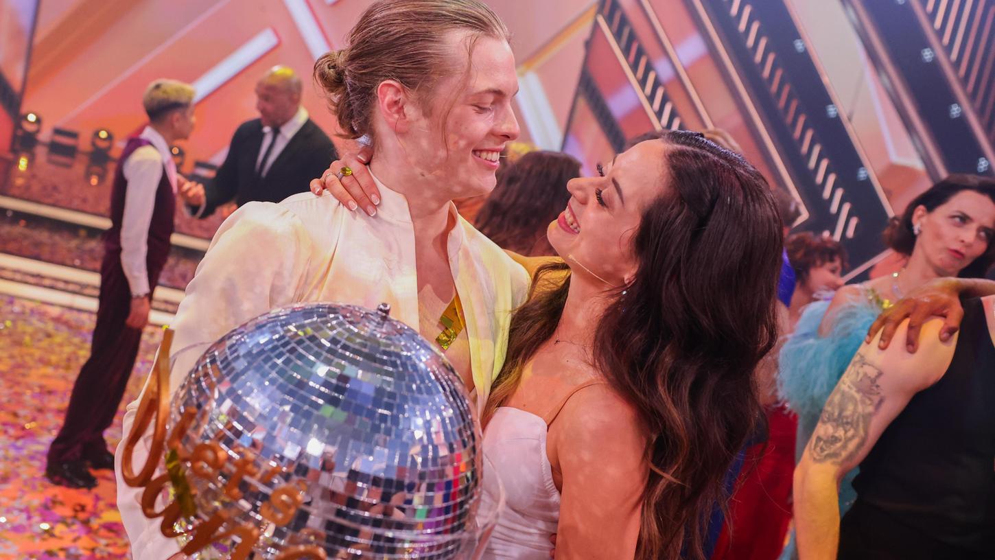 Der Finalist Gabriel Kelly, Sänger, freut sich mit Malika Dzumaev, Profitänzerin, im Finale der 17. Staffel der RTL-Tanzshow "Let's Dance" im Coloneum mit dem Pokal in der Hand über den Sieg und den Titel "Dancing Star 2024". Der Finalist Gabriel Kelly, Sänger, freut sich mit Malika Dzumaev, Profitänzerin, im Finale der 17. Staffel der RTL-Tanzshow "Let's Dance" im Coloneum mit dem Pokal in der Hand über den Sieg und den Titel "Dancing Star 2024".