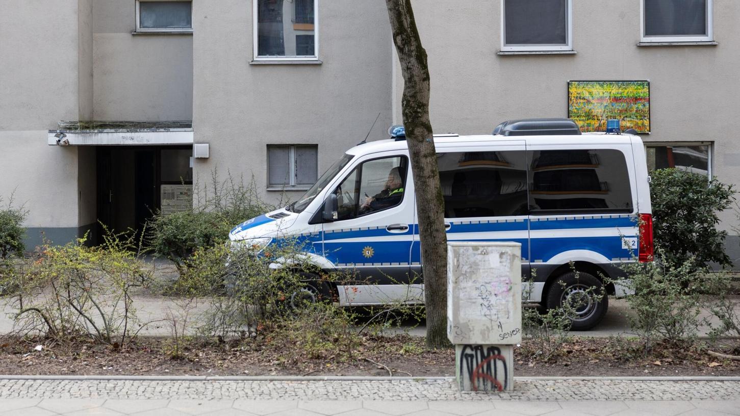 Ein Polizeiwagen steht vor der Wohnung der ehemaligen RAF-Terroristin Daniela Klette (Archivbild).
