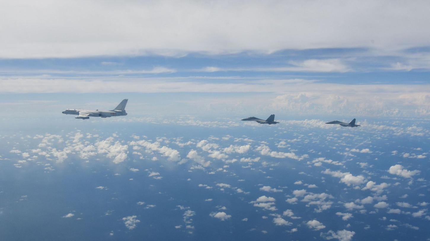 Kampfflugzeuge des Ostkommandos der chinesischen Volksbefreiungsarmee (PLA) während gemeinsamer Kampfübungen um die Insel Taiwan.