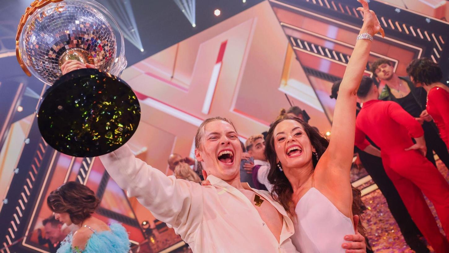 Der Favorit Gabriel Kelly, Sänger, freut sich mit Tanzpartnerin Malika Dzumaev über den Sieg und den Titel "Dancing Star 2024".