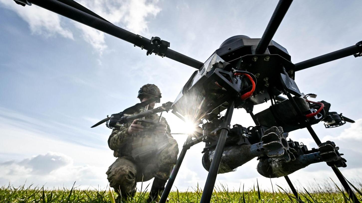 Ein Soldat startet eine Drohne, ein ukrainisches unbemanntes Kampfflugzeug (UCAV).