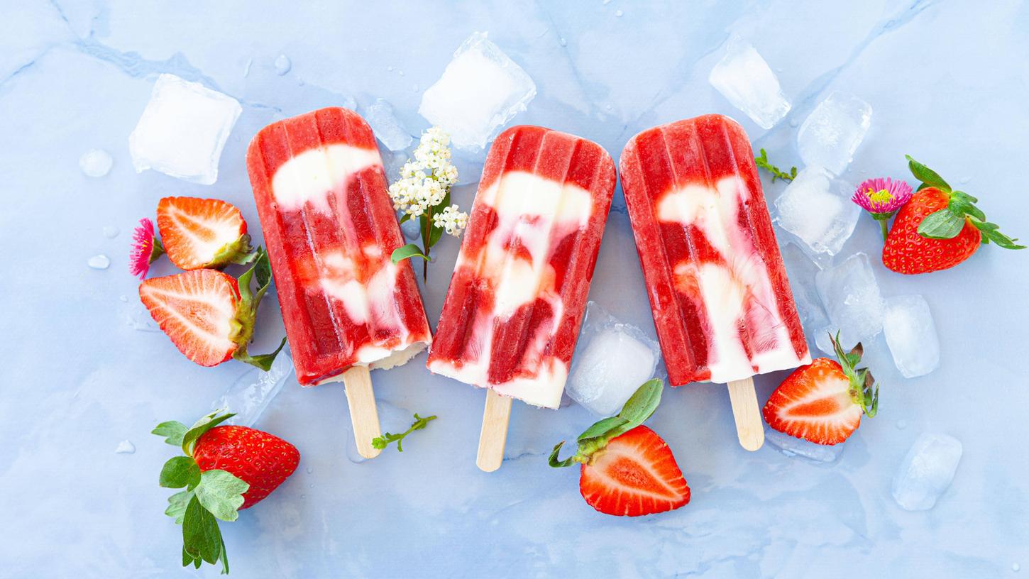 Erdbeeren als Eis am Stiel: Gelingt mit unserem Rezept schnell und einfach. Außerdem hat man viel Raum für eigene Geschmacksideen.