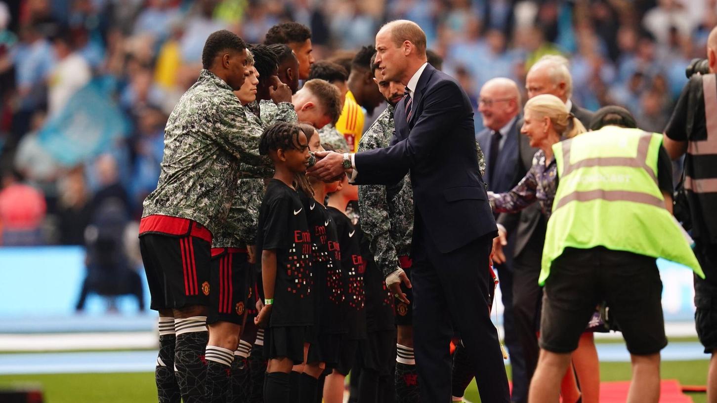Prinz William von Großbritannien begrüßt Marcus Rashford von Manchester United und die anderen Spieler vor dem FA-Cup-Finale.