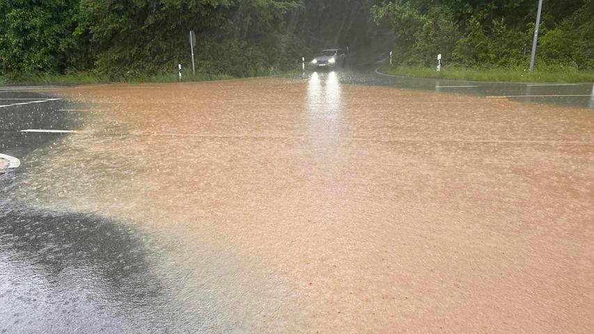 Nach Starkregen war die Staatsstraße 2188 teilweise überflutet.