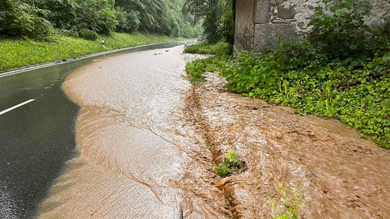 Gewitter und 60 Liter in wenigen Minuten: Fränkische Staatsstraße überflutet
