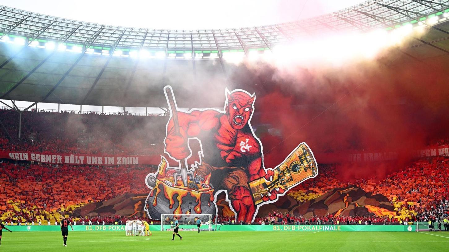 Die Fans des FCK verwandelten die Ostkurve im Berliner Olympiastadion kurz vor dem Spielbeginn in eine Höllenlandschaft.