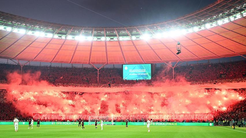Kaiserslauterns Fans sorgten kurz nach Beginn der zweiten Halbzeit für eine Spielunterbrechung.