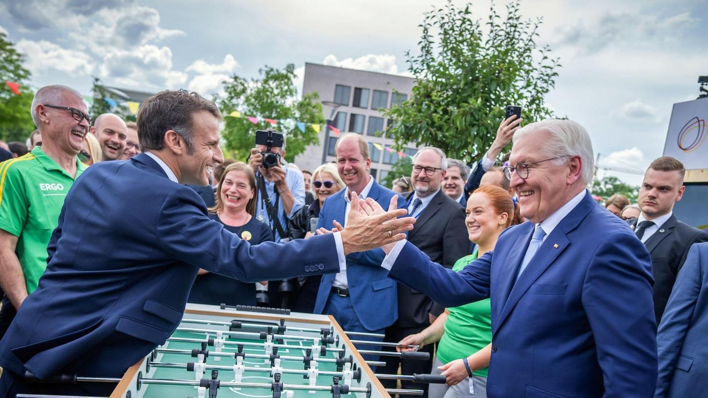 Auf eine Runde Tischkicker: Der französische Präsident Emmanuel Macron gemeinsam mit Bundespräsident Frank-Walter Steinmeier beim Demokratiefest in Berlin.