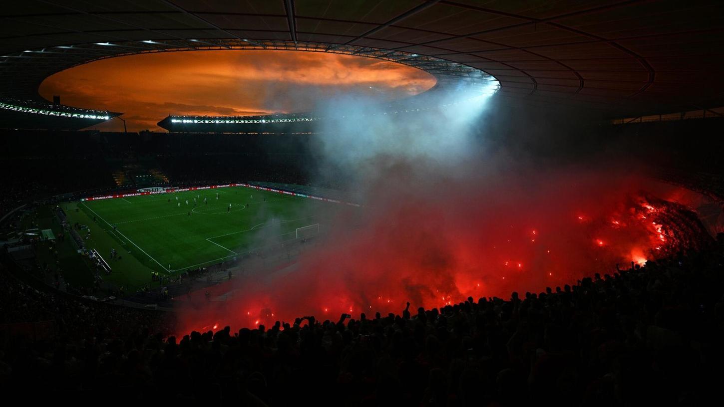 Die Fans des 1. FC Kaiserslautern brannten Pyrotechnik ab.