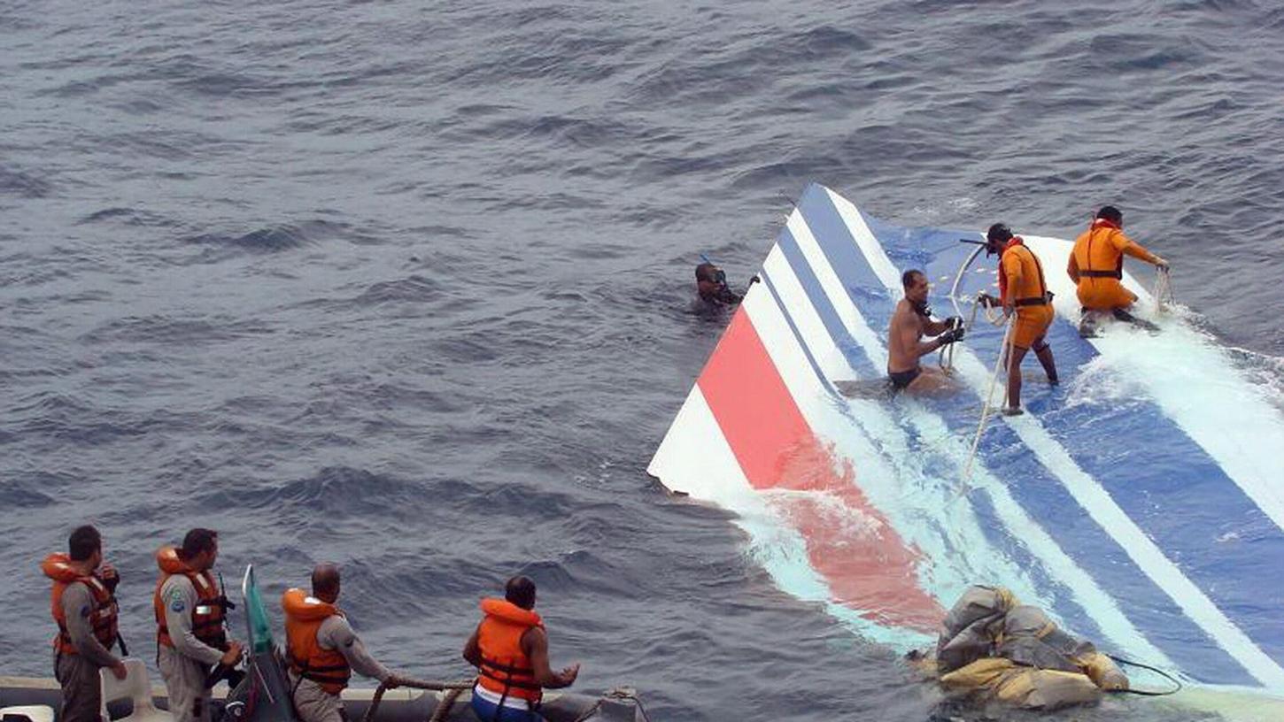 Ein Wrackteil der abgestürzten Air-France-Maschine AF447 wird von einem Rettungsteam der brasilianischen Marine im Atlantik geborgen.