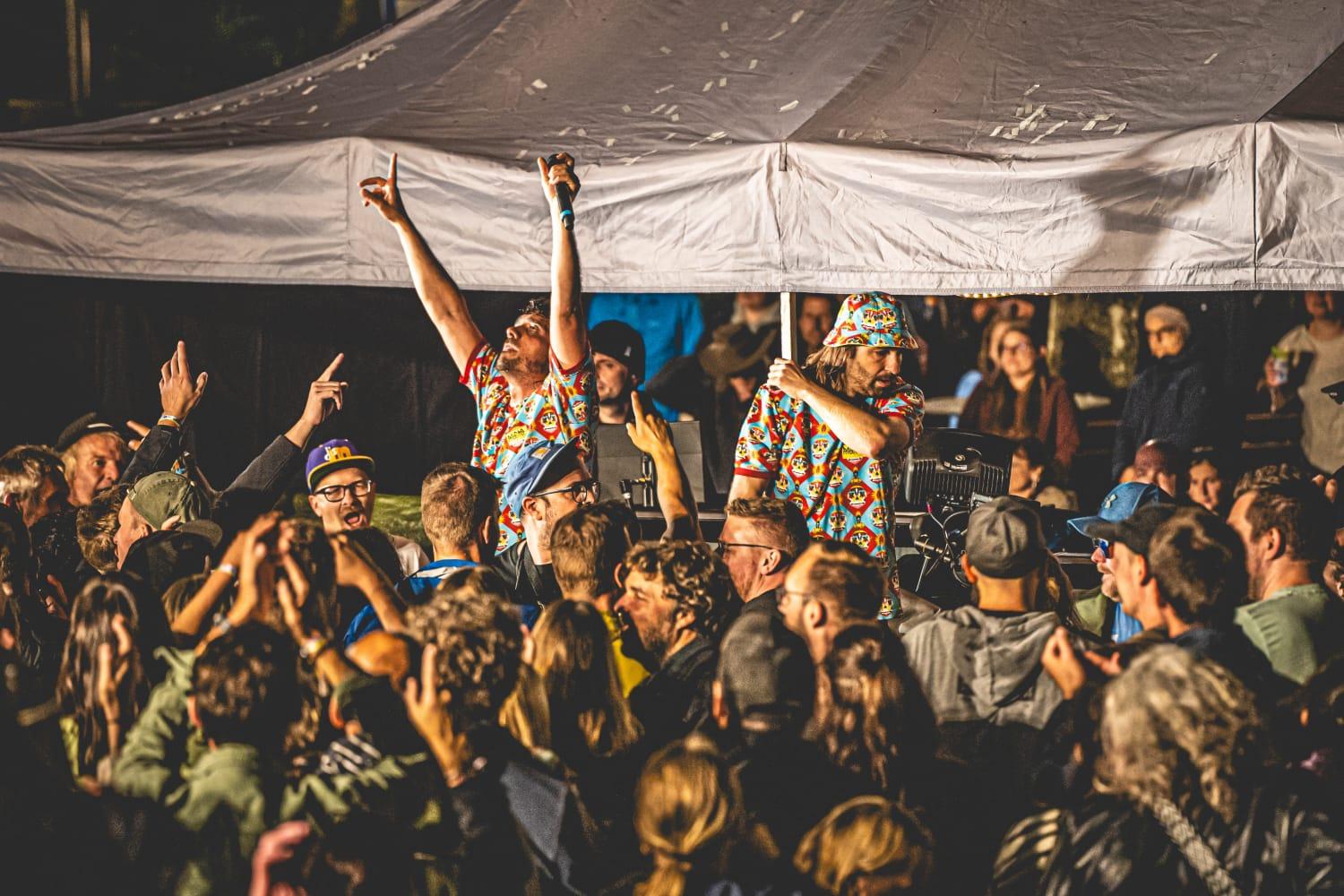 Einer der Namen, der wohl die meisten Gäste anzog: Die bayerische Mundart-Hip-Hop-Band Dicht & Ergreifend. Die Brass-Rapper zeigten mal wieder, dass sie wahre Stimmungskanonen sind und ließen auch ein Dixi-Klo durch die Menge diven.