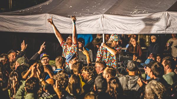 Einer der Namen, der wohl die meisten Gäste anzog: Die bayerische Mundart-Hip-Hop-Band Dicht & Ergreifend. Die Brass-Rapper zeigten mal wieder, dass sie wahre Stimmungskanonen sind und ließen auch ein Dixi-Klo durch die Menge diven.