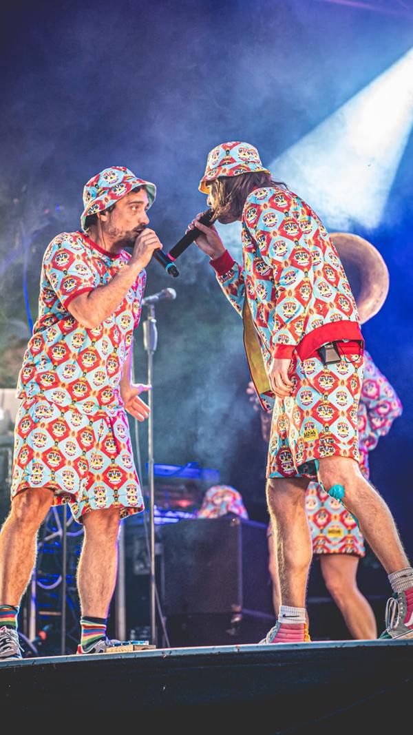 Einer der Namen, der wohl die meisten Gäste anzog: Die bayerische Mundart-Hip-Hop-Band Dicht & Ergreifend. Die Brass-Rapper zeigten mal wieder, dass sie wahre Stimmungskanonen sind und ließen auch ein Dixi-Klo durch die Menge diven.