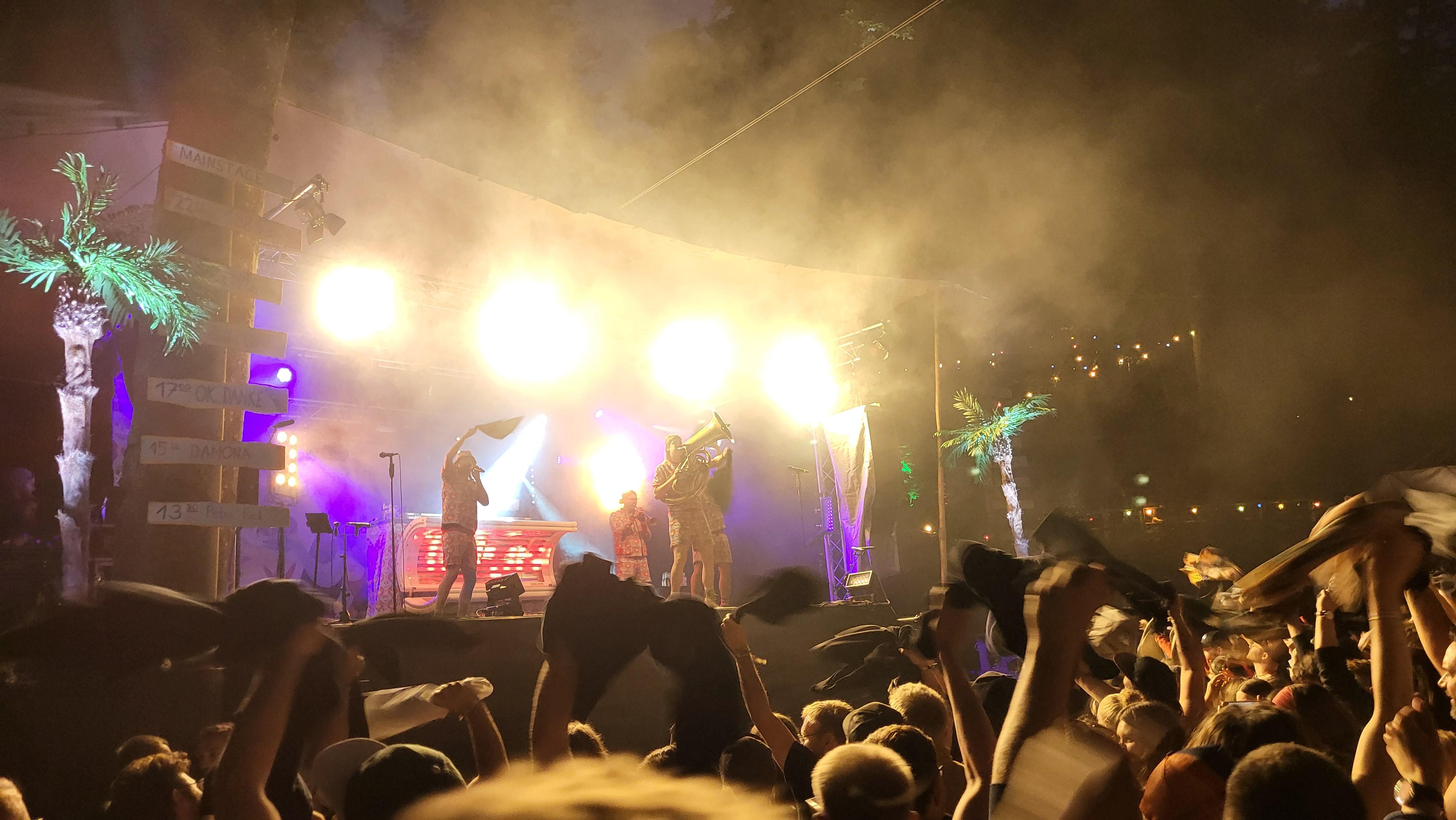 Einer der Namen, der wohl die meisten Gäste anzog: Die bayerische Mundart-Hip-Hop-Band Dicht & Ergreifend. Die Brass-Rapper zeigten mal wieder, dass sie wahre Stimmungskanonen sind und ließen auch ein Dixi-Klo durch die Menge diven.