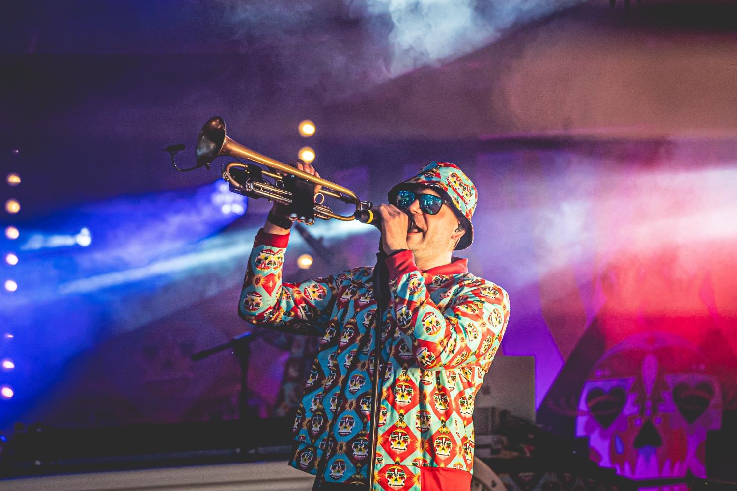 Einer der Namen, der wohl die meisten Gäste anzog: Die bayerische Mundart-Hip-Hop-Band Dicht & Ergreifend. Die Brass-Rapper zeigten mal wieder, dass sie wahre Stimmungskanonen sind und ließen auch ein Dixi-Klo durch die Menge diven.