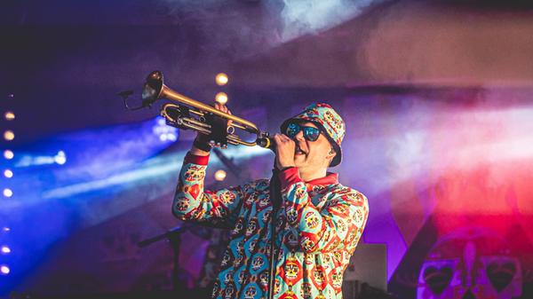 Einer der Namen, der wohl die meisten Gäste anzog: Die bayerische Mundart-Hip-Hop-Band Dicht & Ergreifend. Die Brass-Rapper zeigten mal wieder, dass sie wahre Stimmungskanonen sind und ließen auch ein Dixi-Klo durch die Menge diven.