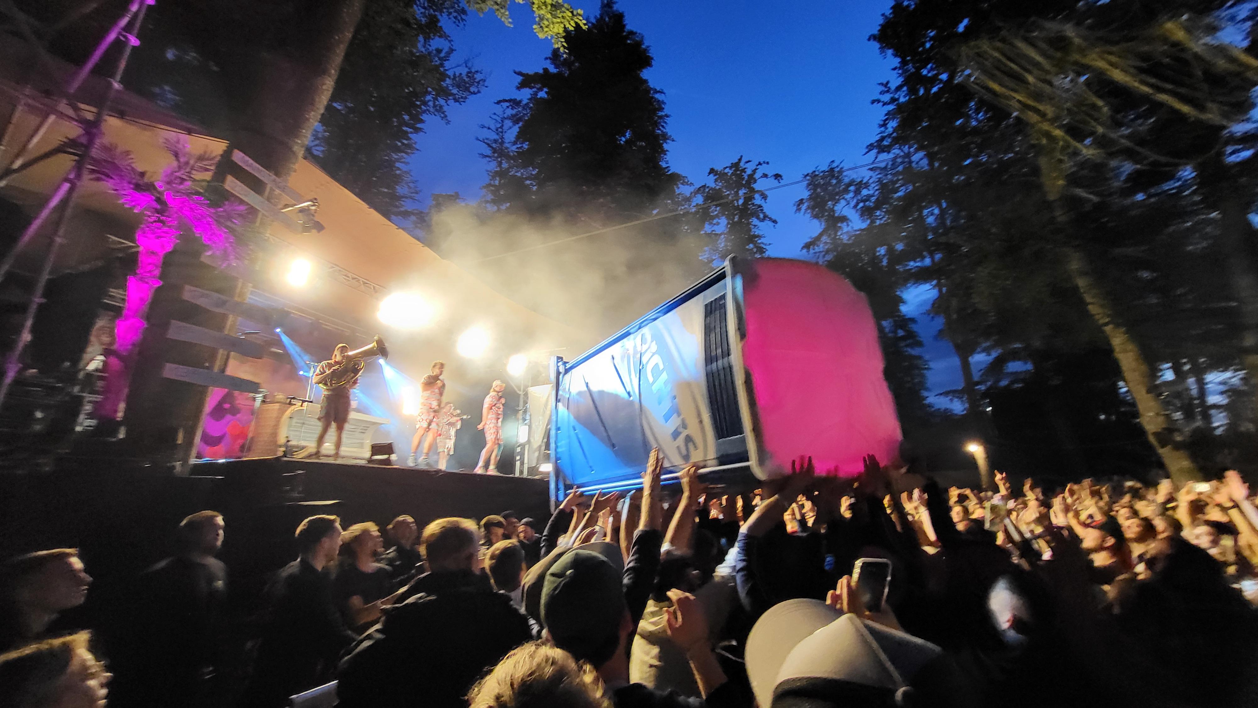 Einer der Namen, der wohl die meisten Gäste anzog: Die bayerische Mundart-Hip-Hop-Band Dicht & Ergreifend. Die Brass-Rapper zeigten mal wieder, dass sie wahre Stimmungskanonen sind und ließen auch ein Dixi-Klo durch die Menge diven.