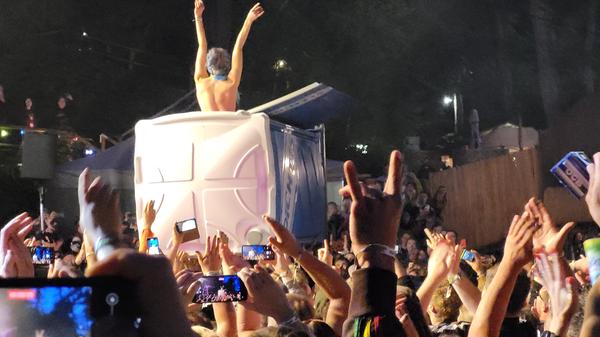 Einer der Namen, der wohl die meisten Gäste anzog: Die bayerische Mundart-Hip-Hop-Band Dicht & Ergreifend. Die Brass-Rapper zeigten mal wieder, dass sie wahre Stimmungskanonen sind und ließen auch ein Dixi-Klo durch die Menge diven.