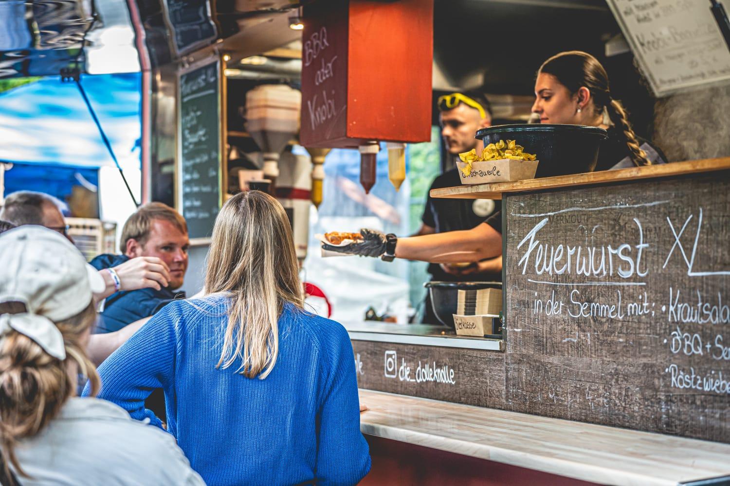 Eine Besonderheit des Heimspiels: Das Festival spielt seine Stärken auch außerhalb der Hauptbühne aus. Es gibt einen gemütlichen Food-Truck-Bereich im Wald, ein abwechslungsreiches Kinderprogramm und kleine Bühnen für Straßenmusikerinnen und -musiker oder DJs.