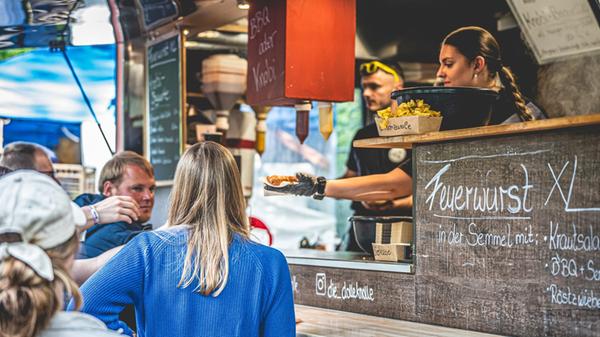Eine Besonderheit des Heimspiels: Das Festival spielt seine Stärken auch außerhalb der Hauptbühne aus. Es gibt einen gemütlichen Food-Truck-Bereich im Wald, ein abwechslungsreiches Kinderprogramm und kleine Bühnen für Straßenmusikerinnen und -musiker oder DJs.