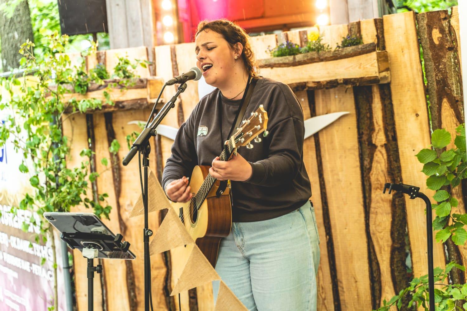 Eine Besonderheit des Heimspiels: Das Festival spielt seine Stärken auch außerhalb der Hauptbühne aus. Es gibt einen gemütlichen Food-Truck-Bereich im Wald, ein abwechslungsreiches Kinderprogramm und kleine Bühnen für Straßenmusikerinnen und -musiker oder DJs.