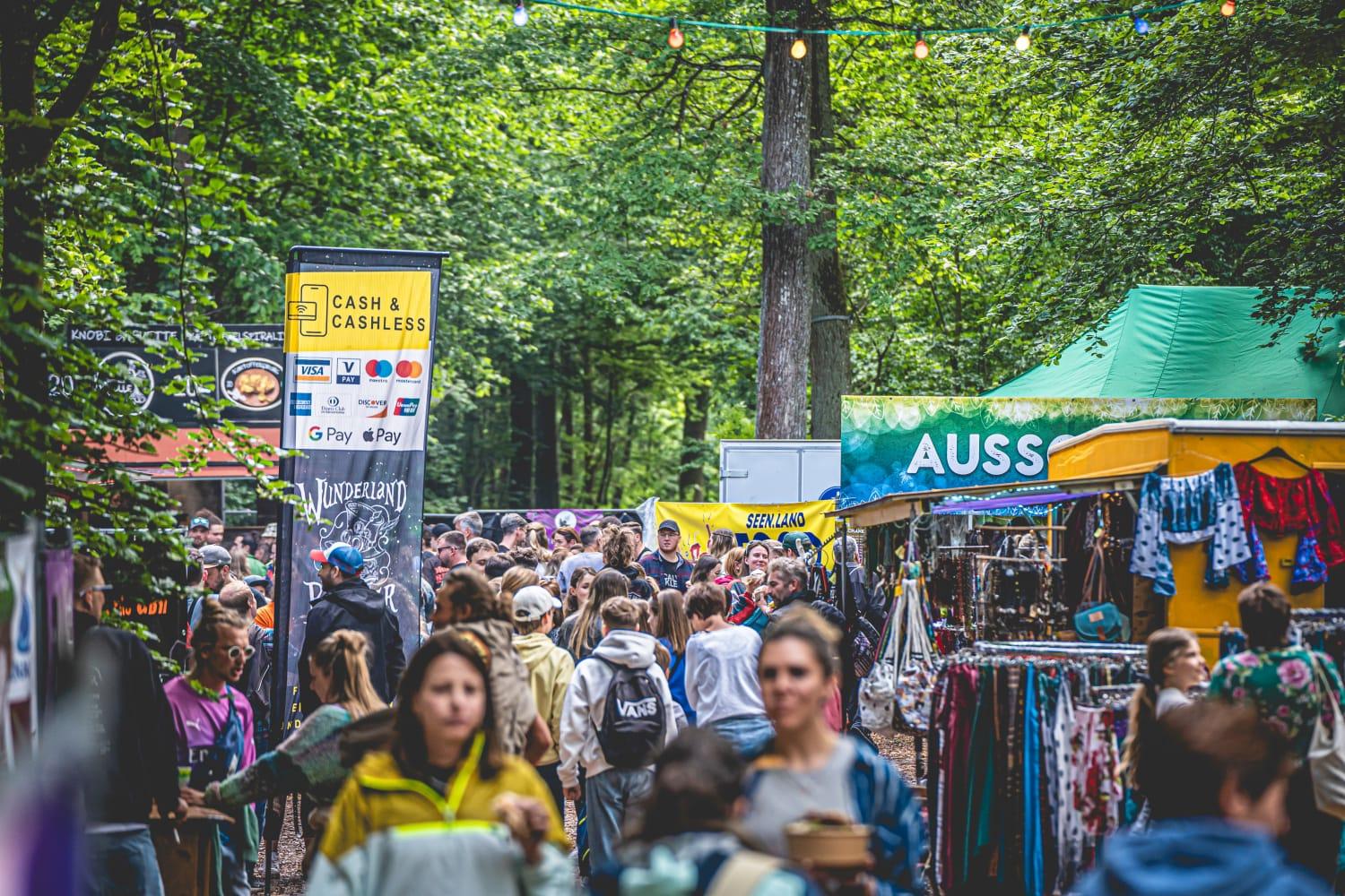 Eine Besonderheit des Heimspiels: Das Festival spielt seine Stärken auch außerhalb der Hauptbühne aus. Es gibt einen gemütlichen Food-Truck-Bereich im Wald, ein abwechslungsreiches Kinderprogramm und kleine Bühnen für Straßenmusikerinnen und -musiker oder DJs.