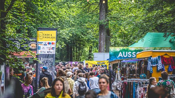 Eine Besonderheit des Heimspiels: Das Festival spielt seine Stärken auch außerhalb der Hauptbühne aus. Es gibt einen gemütlichen Food-Truck-Bereich im Wald, ein abwechslungsreiches Kinderprogramm und kleine Bühnen für Straßenmusikerinnen und -musiker oder DJs.