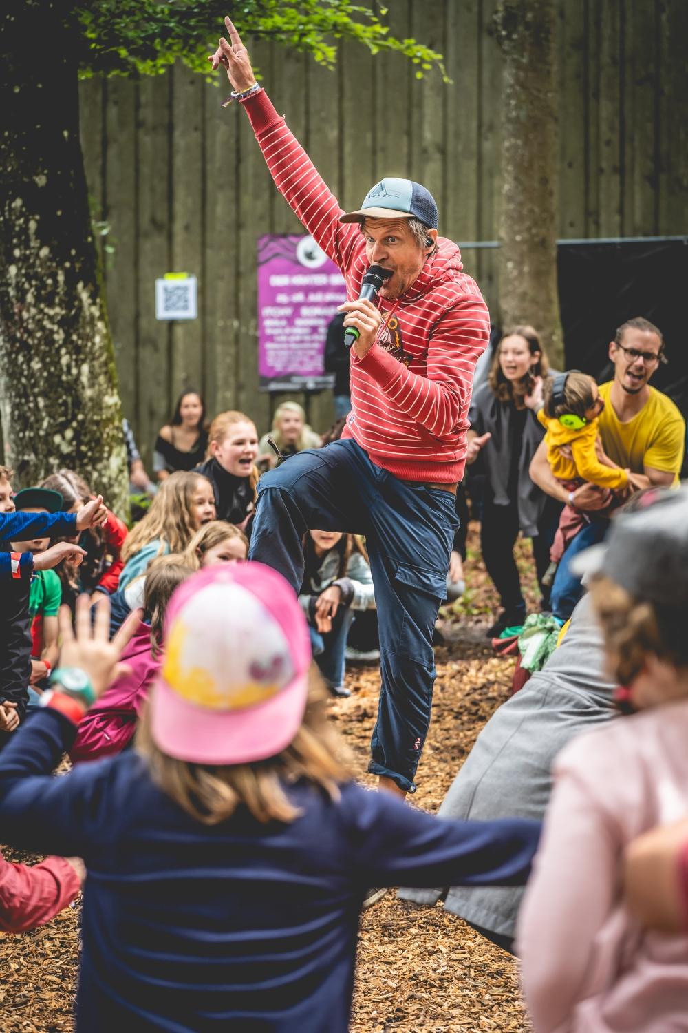 Eine Besonderheit des Heimspiels: Das Festival spielt seine Stärken auch außerhalb der Hauptbühne aus. Es gibt einen gemütlichen Food-Truck-Bereich im Wald, ein abwechslungsreiches Kinderprogramm und kleine Bühnen für Straßenmusikerinnen und -musiker oder DJs.