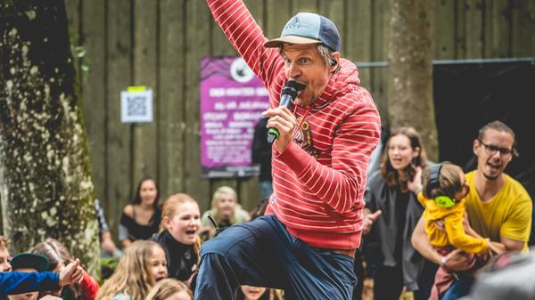 Eine Besonderheit des Heimspiels: Das Festival spielt seine Stärken auch außerhalb der Hauptbühne aus. Es gibt einen gemütlichen Food-Truck-Bereich im Wald, ein abwechslungsreiches Kinderprogramm und kleine Bühnen für Straßenmusikerinnen und -musiker oder DJs.