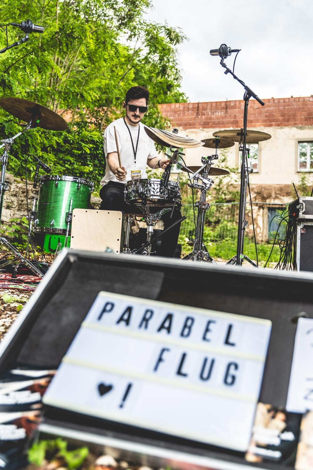 Eine Besonderheit des Heimspiels: Das Festival spielt seine Stärken auch außerhalb der Hauptbühne aus. Es gibt einen gemütlichen Food-Truck-Bereich im Wald, ein abwechslungsreiches Kinderprogramm und kleine Bühnen für Straßenmusikerinnen und -musiker oder DJs.