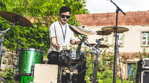 Eine Besonderheit des Heimspiels: Das Festival spielt seine Stärken auch außerhalb der Hauptbühne aus. Es gibt einen gemütlichen Food-Truck-Bereich im Wald, ein abwechslungsreiches Kinderprogramm und kleine Bühnen für Straßenmusikerinnen und -musiker oder DJs.