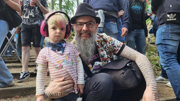 Eine Besonderheit des Heimspiels: Das Festival spielt seine Stärken auch außerhalb der Hauptbühne aus. Es gibt einen gemütlichen Food-Truck-Bereich im Wald, ein abwechslungsreiches Kinderprogramm und kleine Bühnen für Straßenmusikerinnen und -musiker oder DJs. Viele Familien fühlen sich deshalb auf dem Heimspiel wohl.