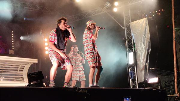 Einer der Namen, der wohl die meisten Gäste anzog: Die bayerische Mundart-Hip-Hop-Band Dicht & Ergreifend. Die Brass-Rapper zeigten mal wieder, dass sie wahre Stimmungskanonen sind und ließen auch ein Dixi-Klo durch die Menge diven.