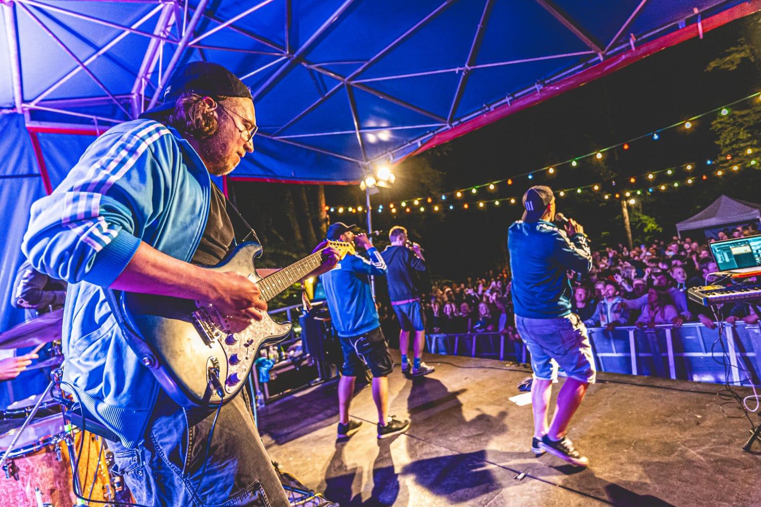 Fulminanter Abschluss: Die lokale Hip-Hop-Combo ALC stellte auf der Waldbühne ihr brandneues Album "Fickfackerei seit 2003" vor.