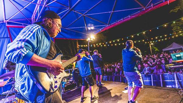 Fulminanter Abschluss: Die lokale Hip-Hop-Combo ALC stellte auf der Waldbühne ihr brandneues Album "Fickfackerei seit 2003" vor.