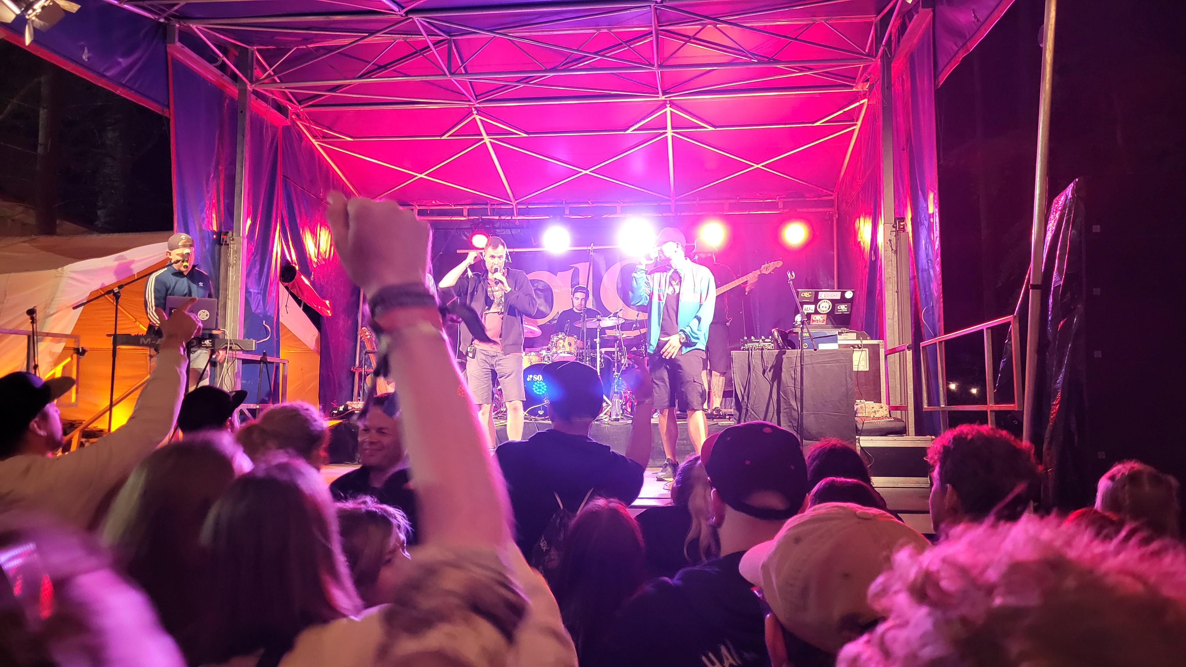 Fulminanter Abschluss: Die lokale Hip-Hop-Combo ALC stellte auf der Waldbühne ihr brandneues Album "Fickfackerei seit 2003" vor.