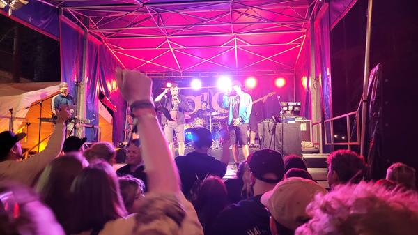 Fulminanter Abschluss: Die lokale Hip-Hop-Combo ALC stellte auf der Waldbühne ihr brandneues Album "Fickfackerei seit 2003" vor.