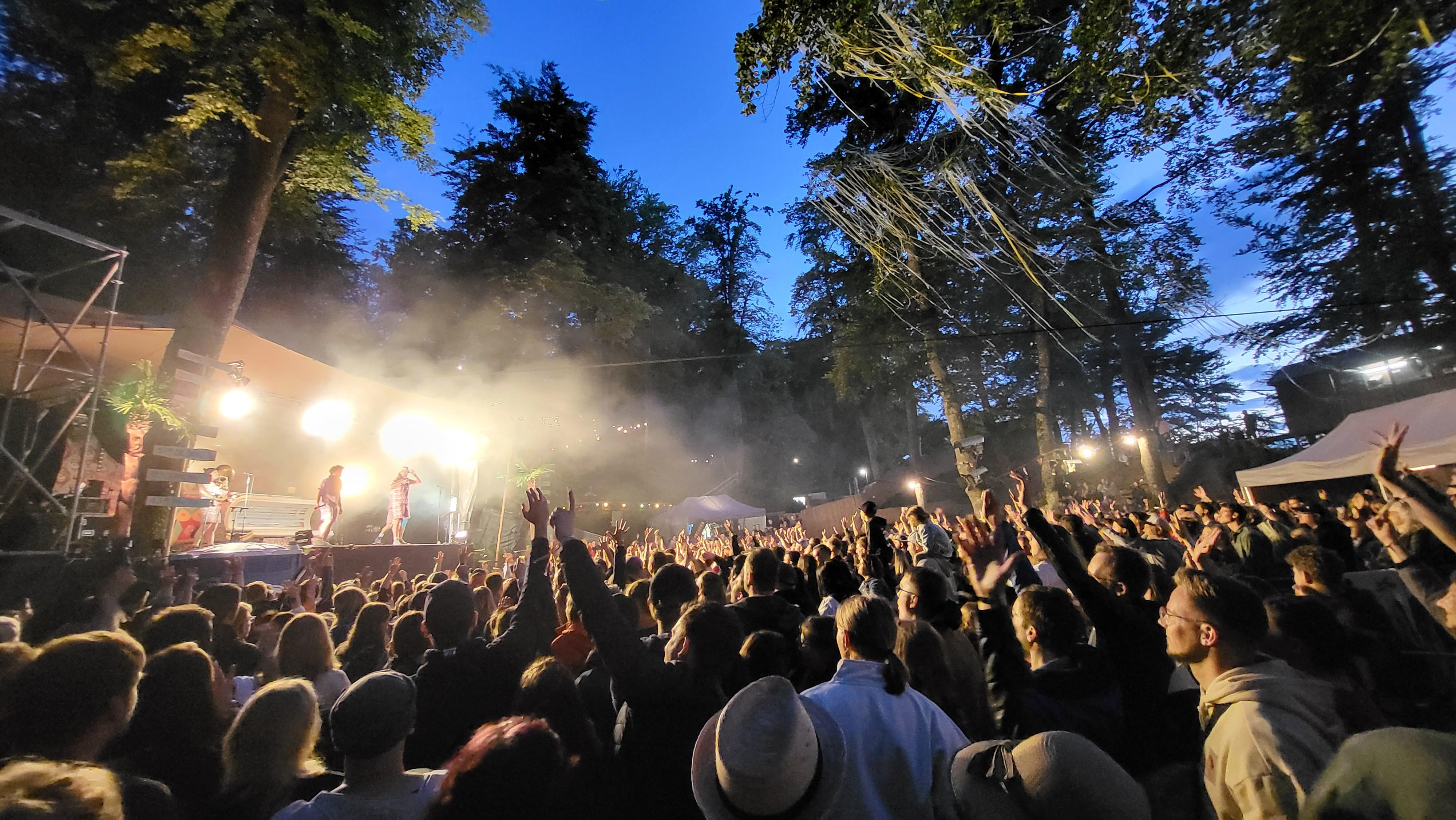 Berq, Paula Carolina, Dicht & Ergreifend, 1986zig, Oimara, Maeckes, ALC und viele mehr: Das Line-Up des Heimspiel-Festivals im Bergwaldtheater sorgte für ausgelassene Stimmung. Auch ein paar nachmittägliche Regenschauer konnten da nichts verhageln.