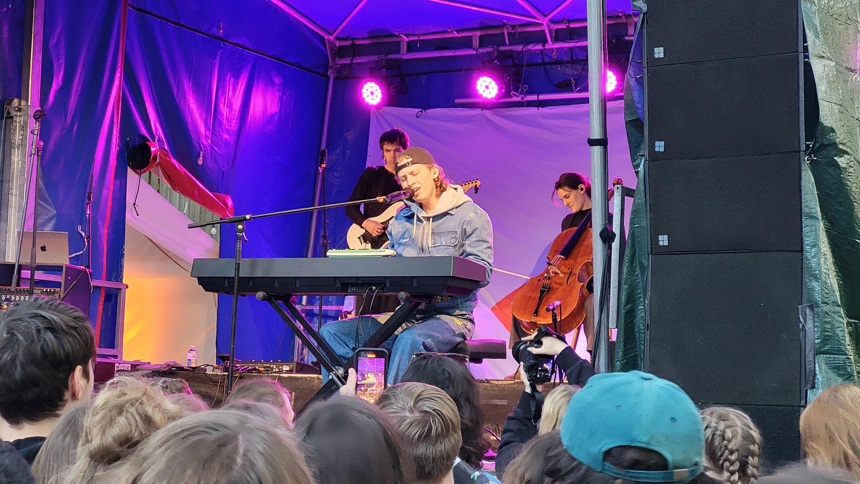 Berq, Paula Carolina, Dicht & Ergreifend, 1986zig, Oimara, Maeckes, ALC und viele mehr: Das Line-Up des Heimspiel-Festivals im Bergwaldtheater sorgte für ausgelassene Stimmung. Auch ein paar nachmittägliche Regenschauer konnten da nichts verhageln.