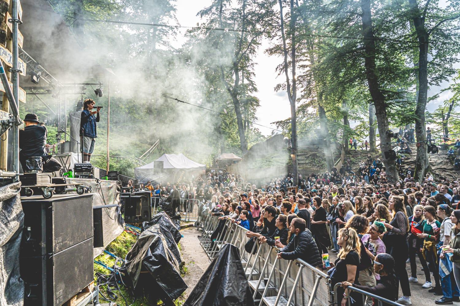 Berq, Paula Carolina, Dicht & Ergreifend, 1986zig, Oimara, Maeckes, ALC und viele mehr: Das Line-Up des Heimspiel-Festivals im Bergwaldtheater sorgte für ausgelassene Stimmung. Auch ein paar nachmittägliche Regenschauer konnten da nichts verhageln.