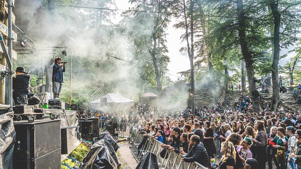 Berq, Paula Carolina, Dicht & Ergreifend, 1986zig, Oimara, Maeckes, ALC und viele mehr: Das Line-Up des Heimspiel-Festivals im Bergwaldtheater sorgte für ausgelassene Stimmung. Auch ein paar nachmittägliche Regenschauer konnten da nichts verhageln.