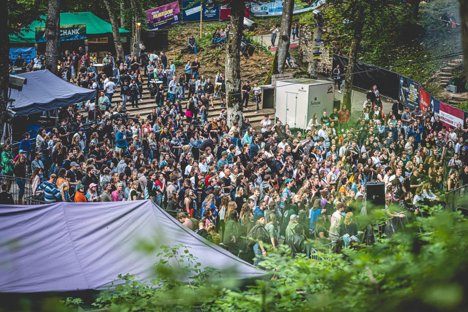 Berq, Paula Carolina, Dicht & Ergreifend, 1986zig, Oimara, Maeckes, ALC und viele mehr: Das Line-Up des Heimspiel-Festivals im Bergwaldtheater sorgte für ausgelassene Stimmung. Auch ein paar nachmittägliche Regenschauer konnten da nichts verhageln.